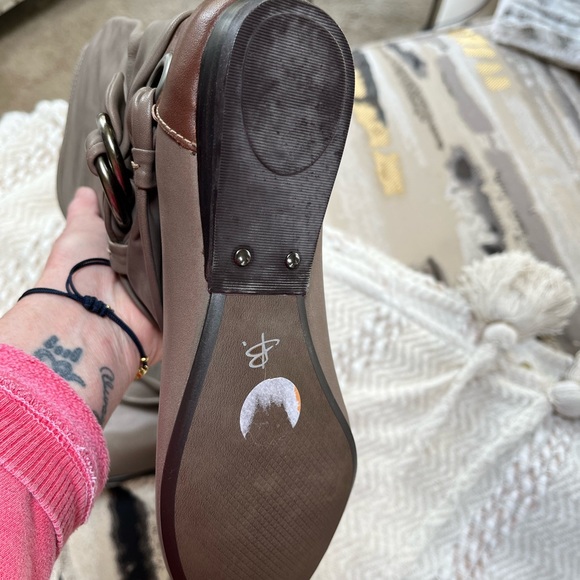 Taupe boots, new, with out tags - Picture 6 of 9
